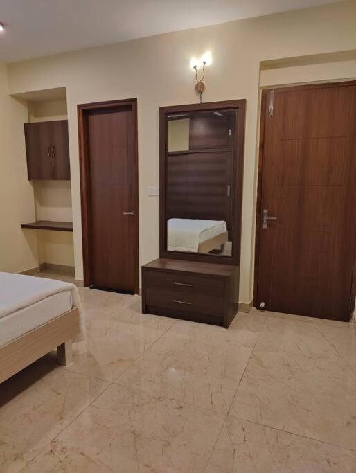 Tara Suites Premium Rooms In Central Indiranagar Бангалор Екстериор снимка